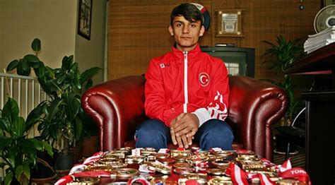 1­5­ ­y­a­ş­ı­n­d­a­k­i­ ­M­e­r­t­ ­7­ ­y­ı­l­d­a­ ­5­0­ ­m­a­d­a­l­y­a­ ­k­a­z­a­n­d­ı­